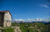 Ausruhen von seiner schönsten Seite auf dem Nebelhorn in Oberstdorf. • © Edmund-Probst-Haus